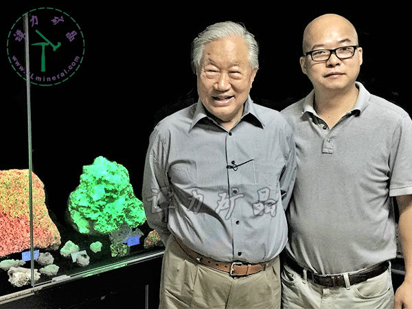 原地礦部部長宋瑞祥(左)視察譚力的熒光礦物展廳。 原地礦部部長宋瑞祥(左)視察譚力的熒光礦物展廳。